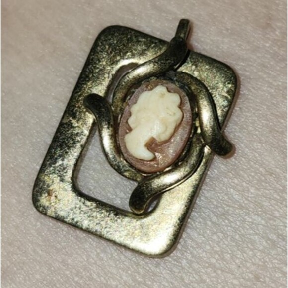 Vintage Yellow Shell Cameo Pendant – Victorian Style Gold-Tone Setting - Picture 3 of 9